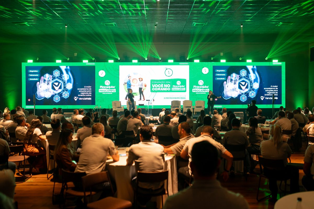Convenção de vendas com plateia e palco iluminado