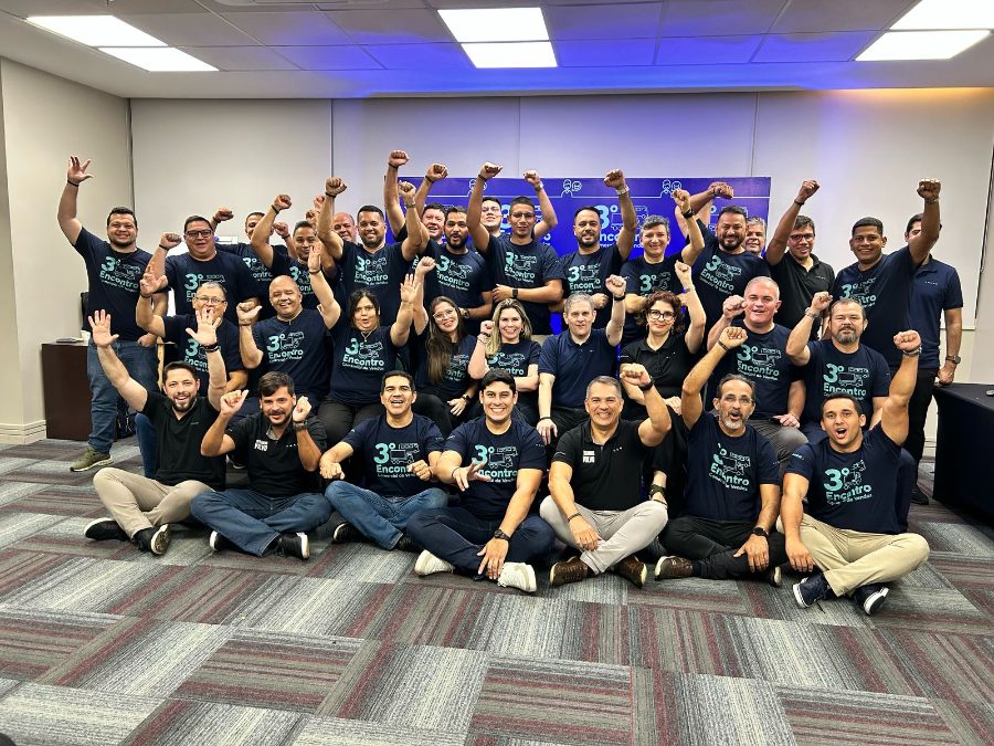 Equipe comercial reunida ao final de um programa de treinamento